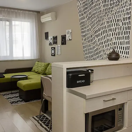 Apartment Black & White -1bd Flat In Center By Flat Mаnager